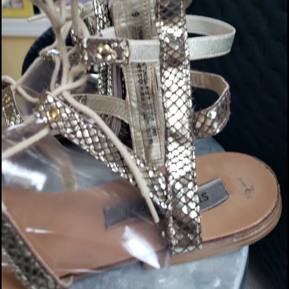 Stylish Tan and Gold Women's Sandals - Picture 6 of 7